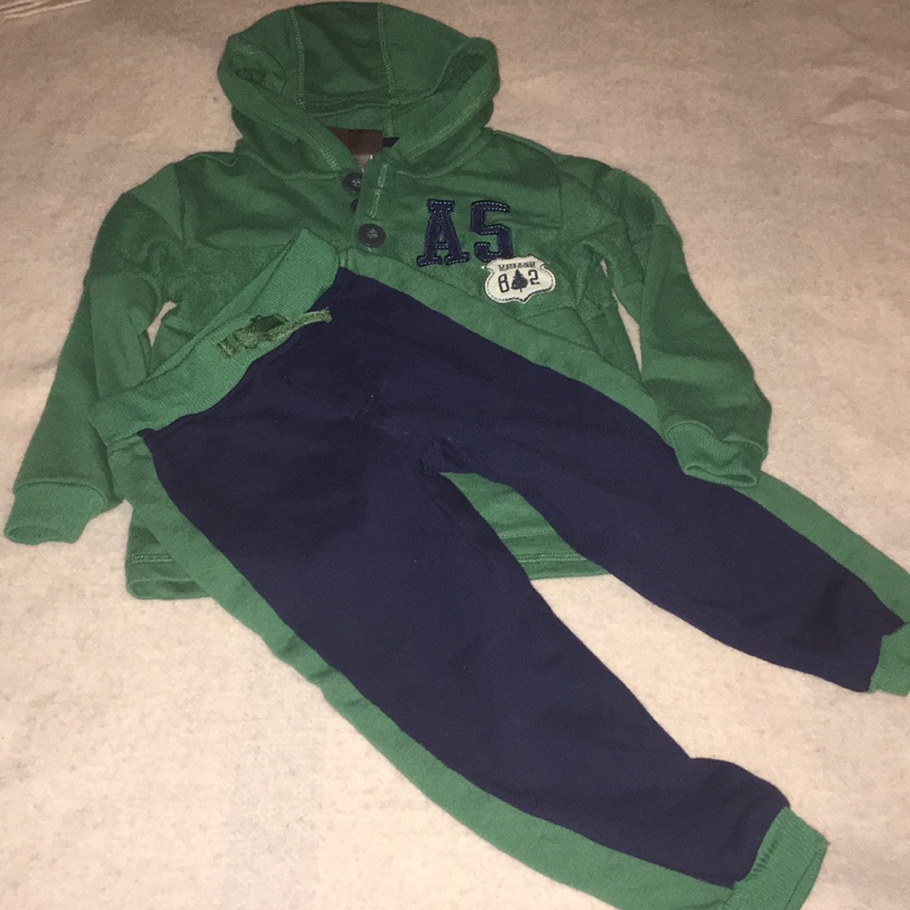 3T boys’ jogger outfit.